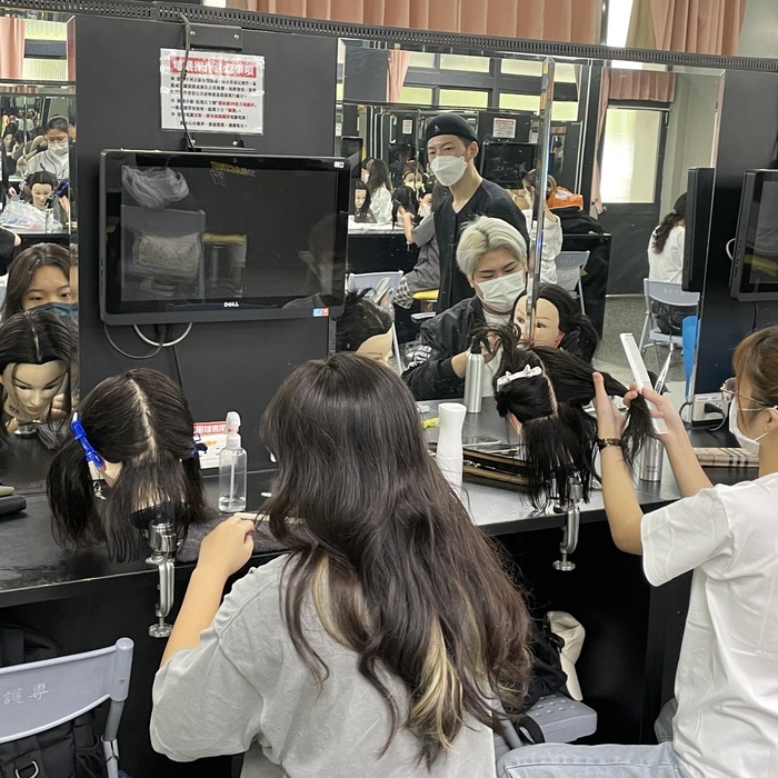同學實作練習,老師於後方巡視同學裁剪上是否有錯誤