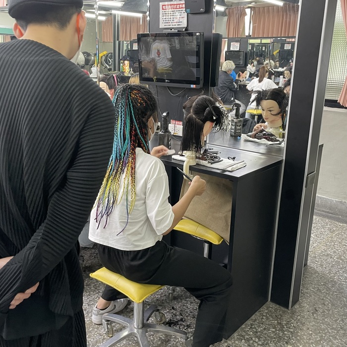 巡視同學裁剪上是否有錯誤