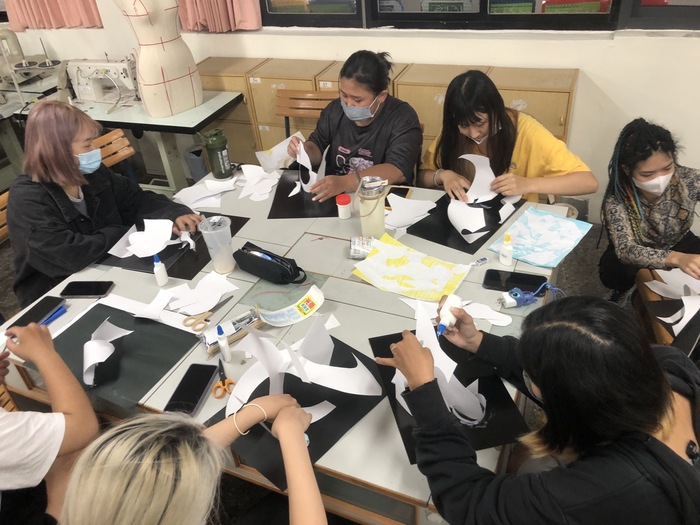 同學各自創作中