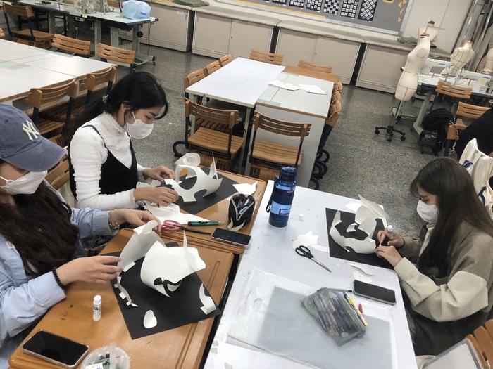 同學各自創作中