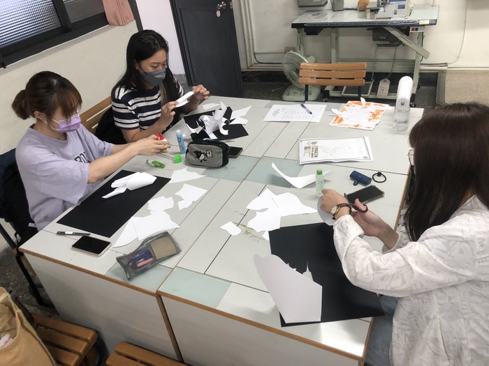 同學各自創作中