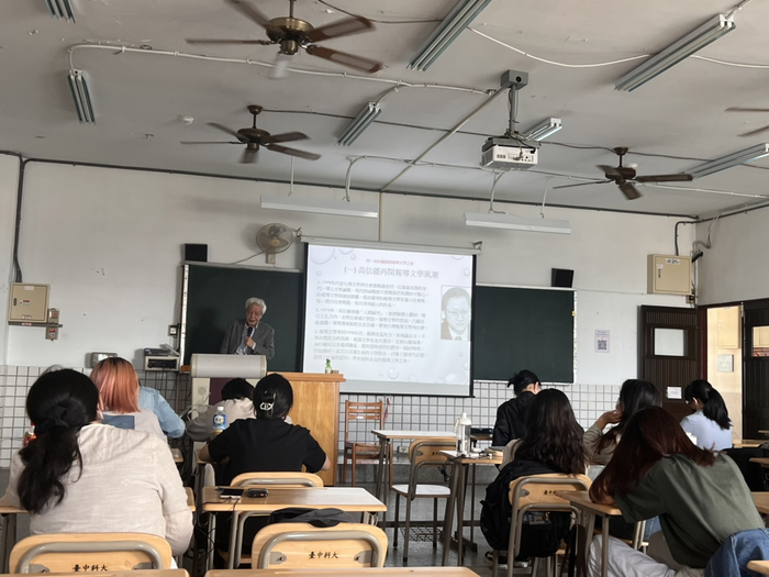 同學認真聆聽業師演講